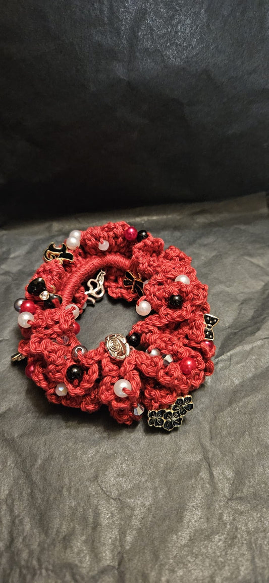 Haargummi selbstgehäkelt Rot mit Perlen und Hänger