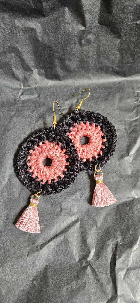 Ohrringe (Modeschmuck) selbstgehäkelt schwarz/dark old rose