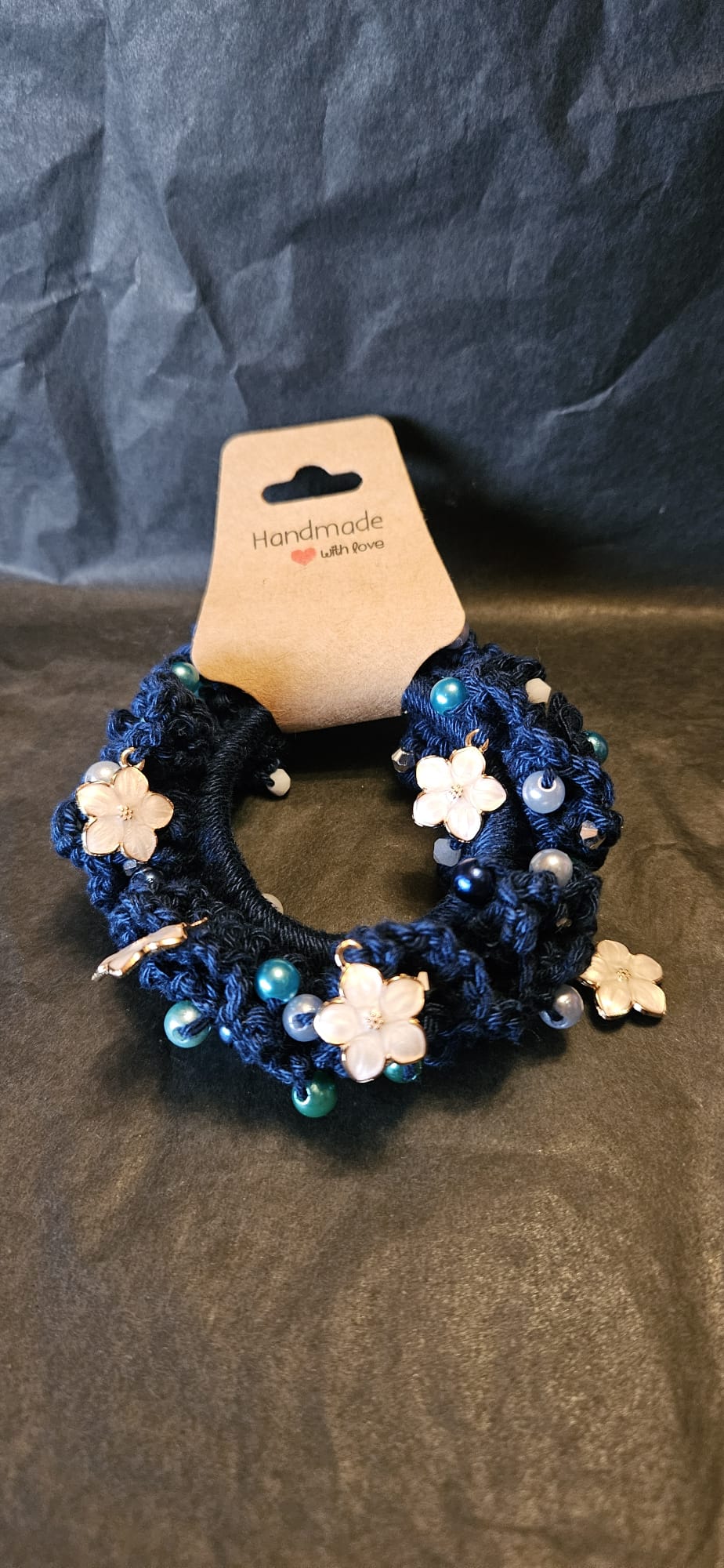 Haargummi selbstgehäkelt Blau mit Perlen und Hänger