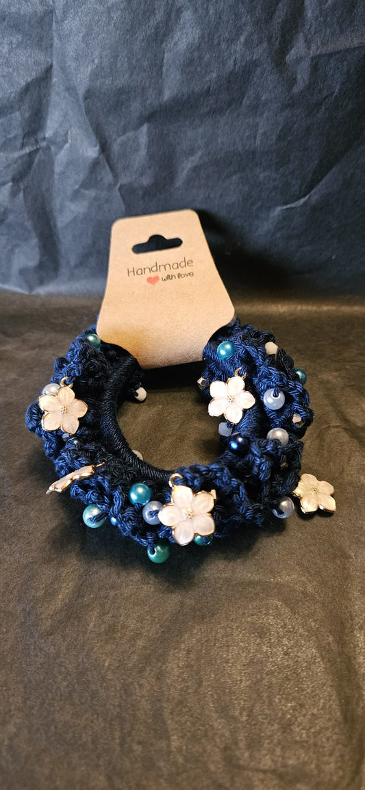 Haargummi selbstgehäkelt Blau mit Perlen und Hänger