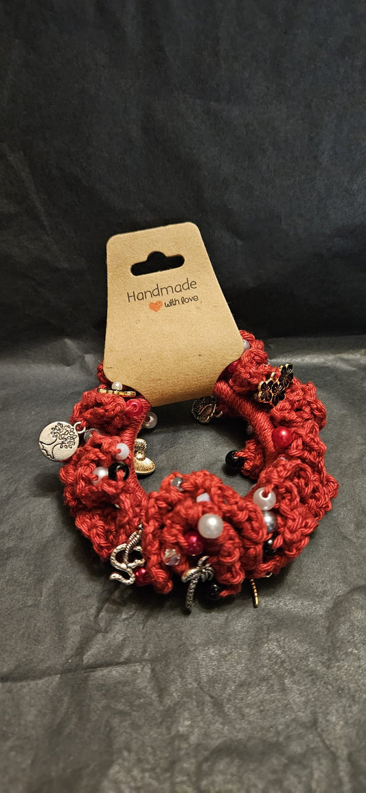 Haargummi selbstgehäkelt Rot mit Perlen und Hänger