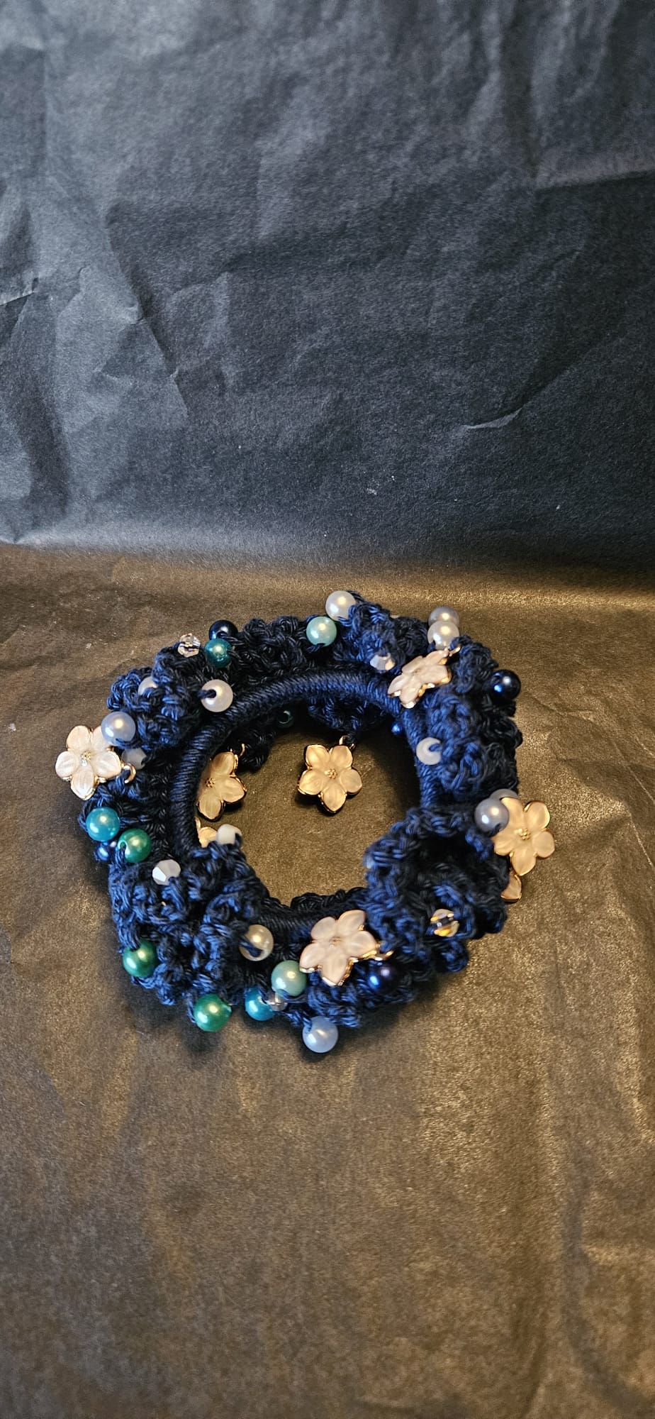 Haargummi selbstgehäkelt Blau mit Perlen und Hänger