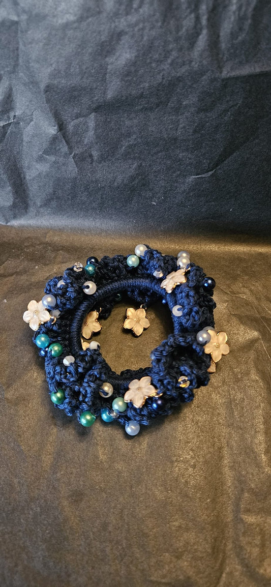 Haargummi selbstgehäkelt Blau mit Perlen und Hänger
