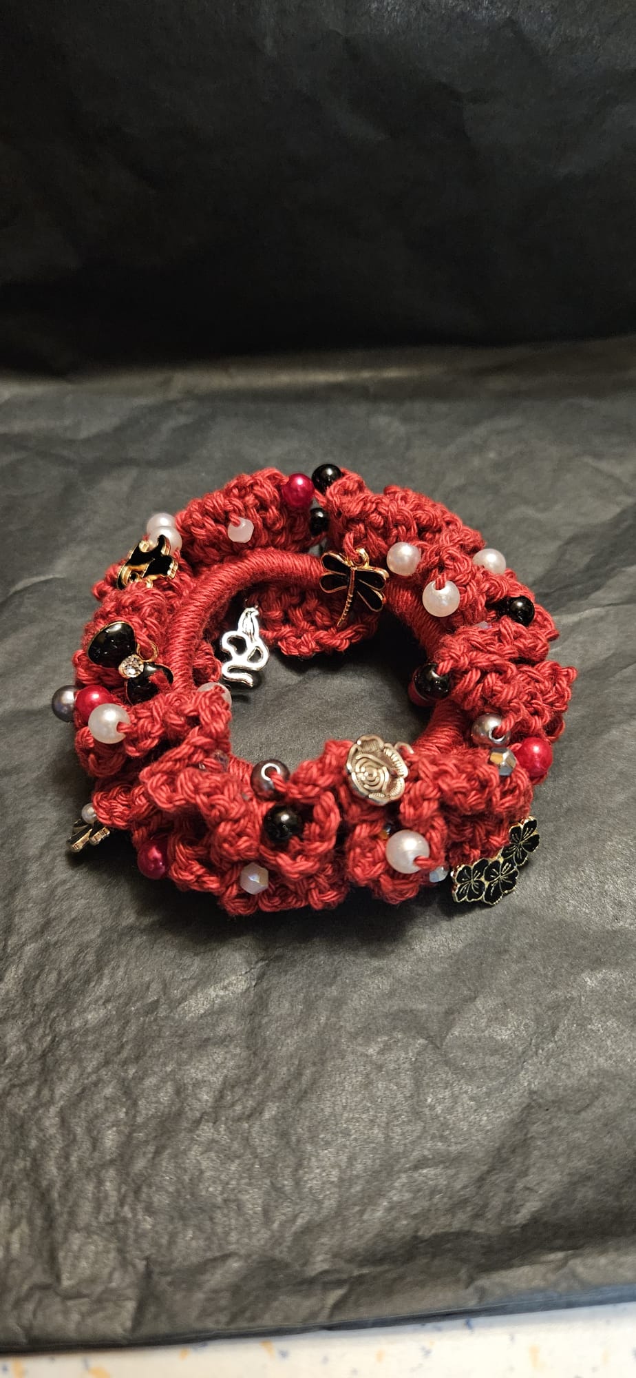 Haargummi selbstgehäkelt Rot mit Perlen und Hänger