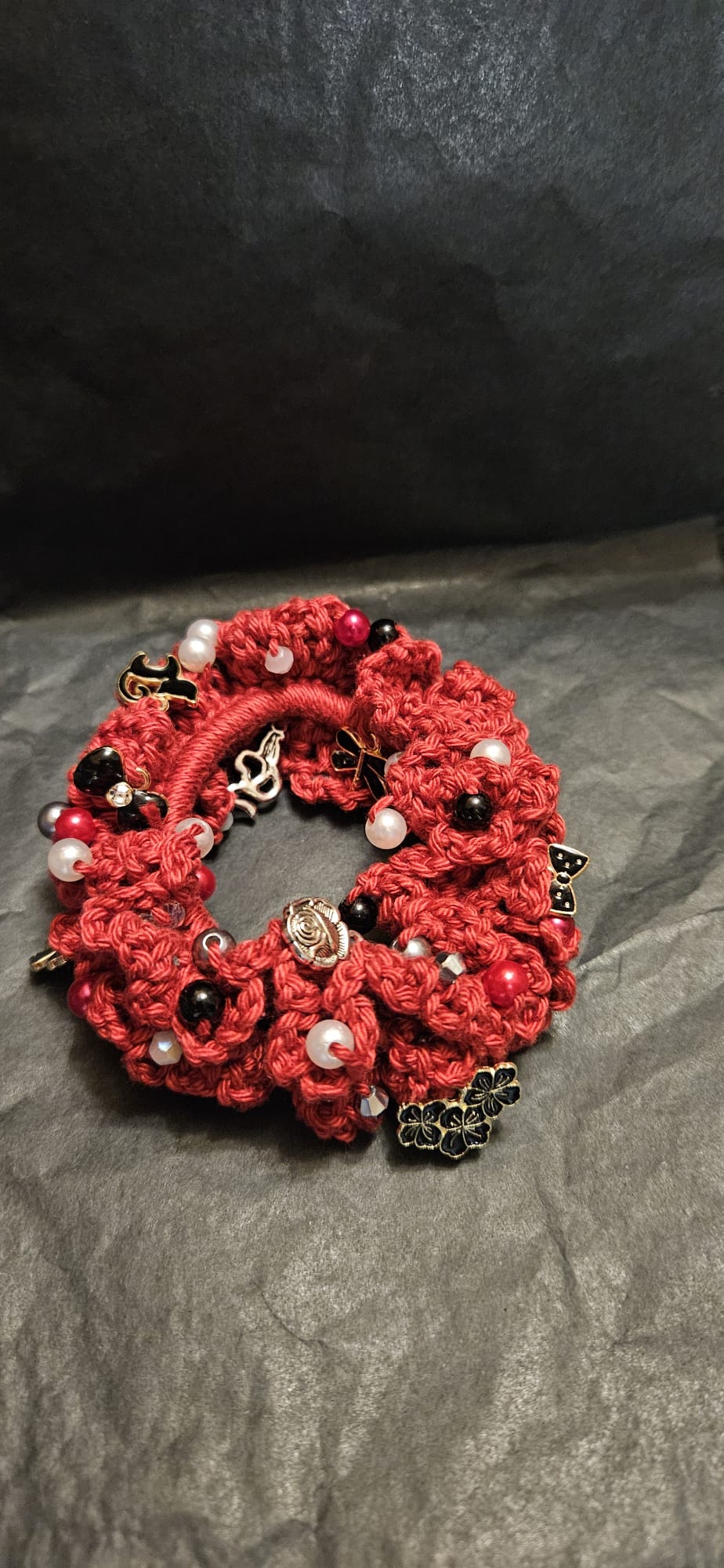 Haargummi selbstgehäkelt Rot mit Perlen und Hänger