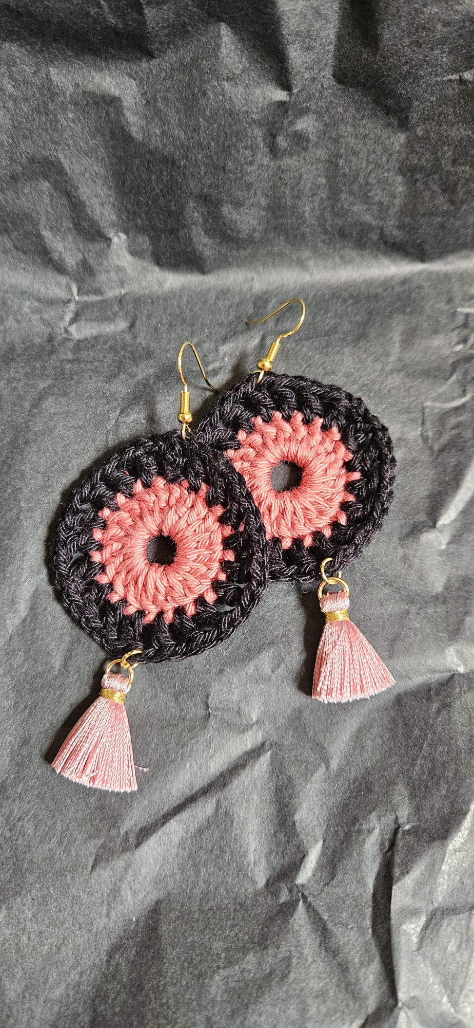 Ohrringe (Modeschmuck) selbstgehäkelt schwarz/dark old rose